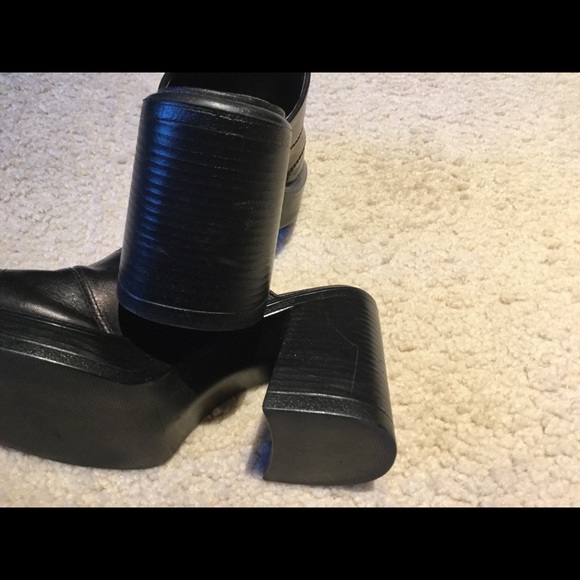 Steve Madden clogs with top stitching. - Picture 2 of 4