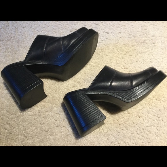 Steve Madden clogs with top stitching. - Picture 3 of 4