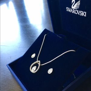 Swarovski diamond necklace and earrings set