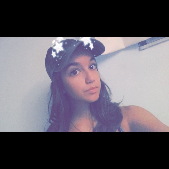 Hi! I'm Sara :) Meet your posher! - Picture 2 of 4