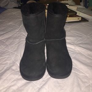 Short black ugg boots