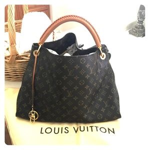 Authentic Louis Vuitton Artsy bag