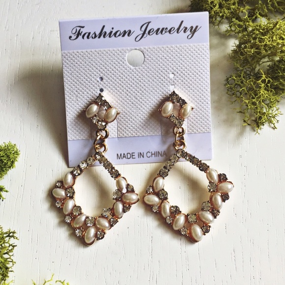 Pearl Elegance Earrings - Picture 2 of 3