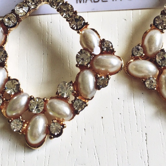 Pearl Elegance Earrings - Picture 3 of 3