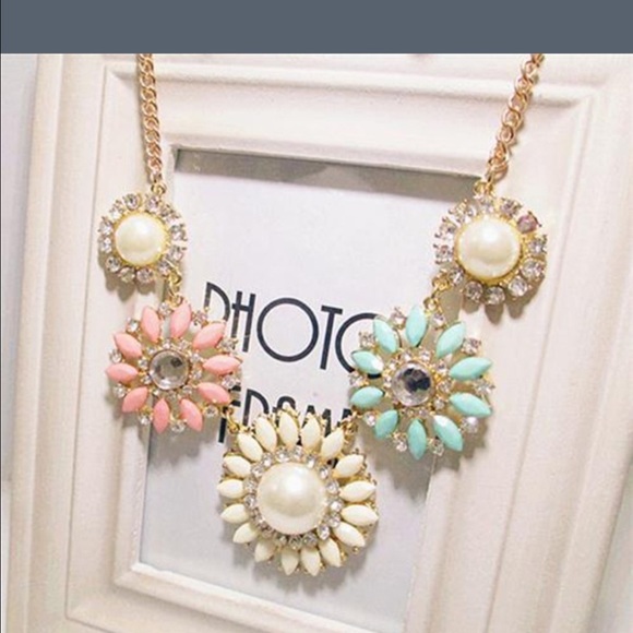 Jewelry - Pastel flower necklace