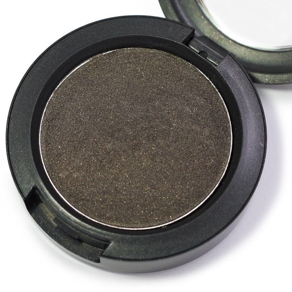 MAC Prolongwear eyeshadow: legendary black