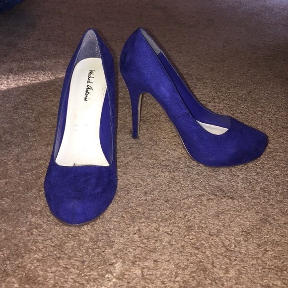 Blue pumps