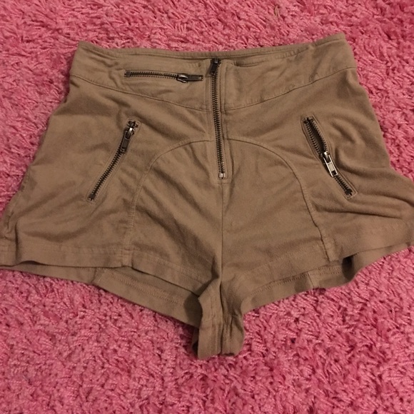 Elastic brown shorts