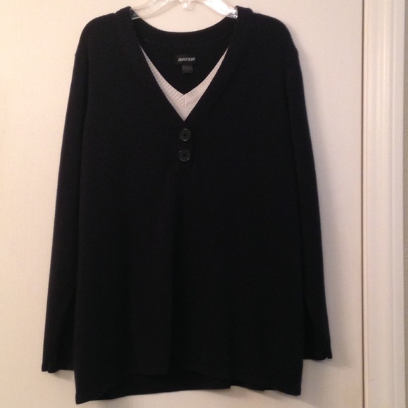 Black/white sweater