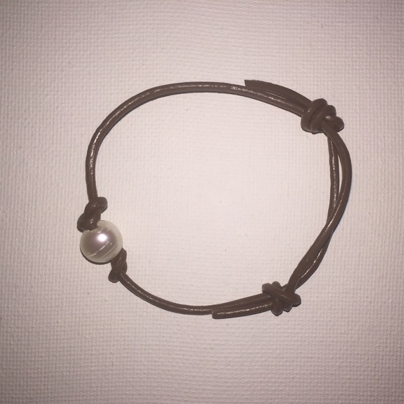 Freshwater pearl and leather bracelet