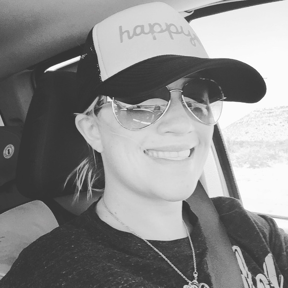 Meet your Posher, Nicole - Picture 2 of 2