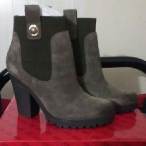 GUESS  Dark brown suede booties