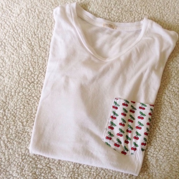 🍒 Brandy Melville Tee Shirt 🍒 - Picture 1 of 3