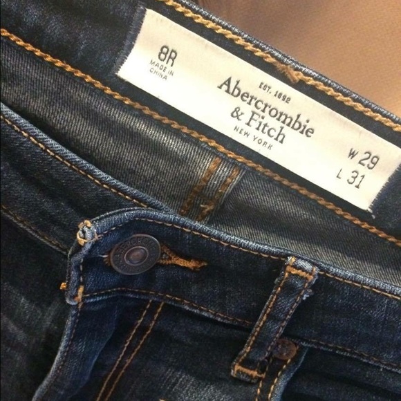 Low waisted jean (dark wash)