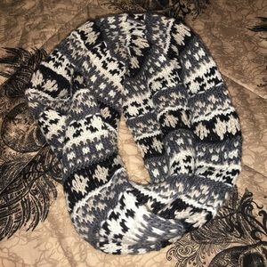 MUKLUKS Knit Infinity Scarf