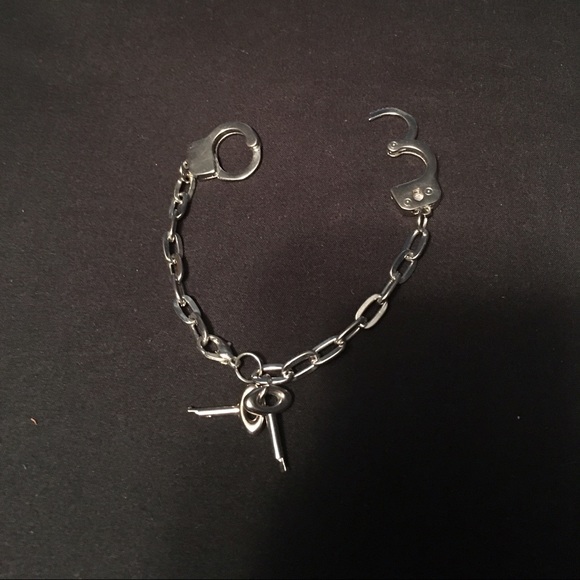 ❣️SOLD❣️ Handcuff & Key Fashion Chain Bracelet - Picture 1 of 3