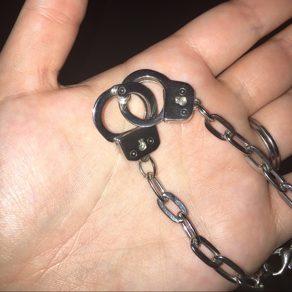 ❣️SOLD❣️ Handcuff & Key Fashion Chain Bracelet - Picture 2 of 3