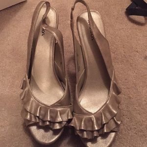 Metallic ruffled target heels