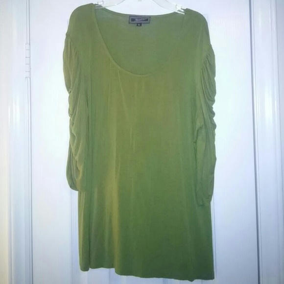 Cute green top...