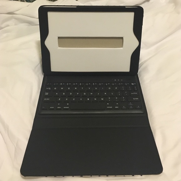 Kate Spade iPad Air hard case with removable keyboard - Picture 2 of 7