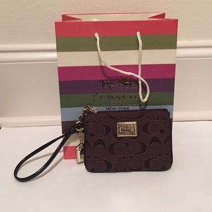 Coach corner zip