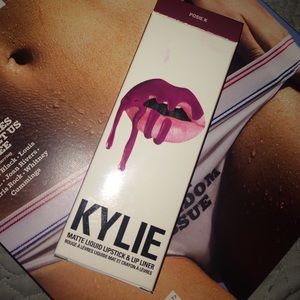Kylie lipkit in posie k