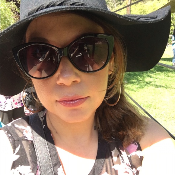 Meet your Posher, Beatrice - Picture 1 of 1