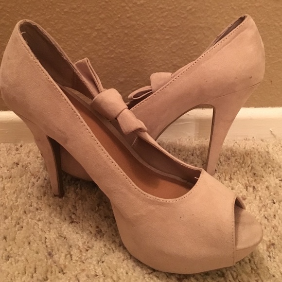 Nude Pumps