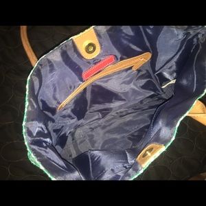 Tommy Hilfiger tote! (Medium sized)