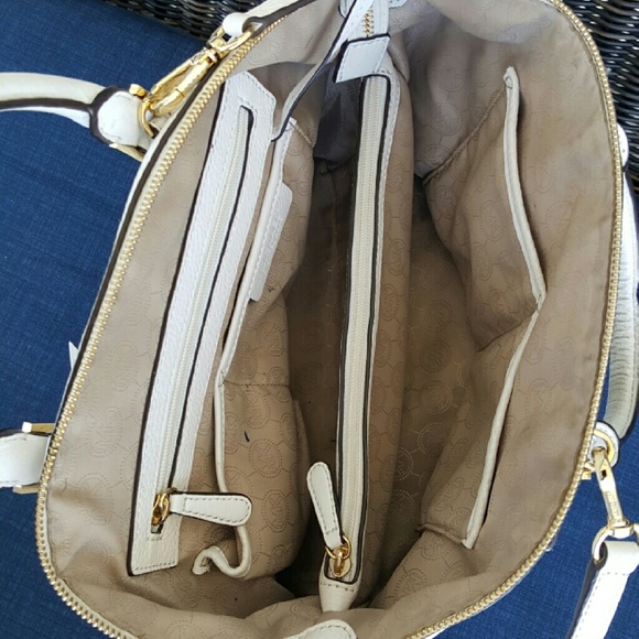 ⚡️SOLD⚡️Classy Michael Kors Riley Satchel - Picture 3 of 4