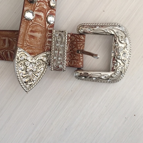 💚Beautiful belt with stones and studs - Picture 3 of 4