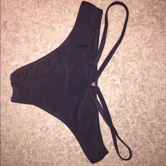 Cheeky Black Bikini Bottoms w Flattering Hip Strap