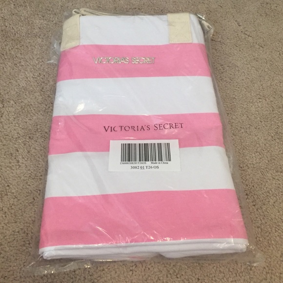 NWT VICTORIAS SECRET duffle bag. HUGE!!