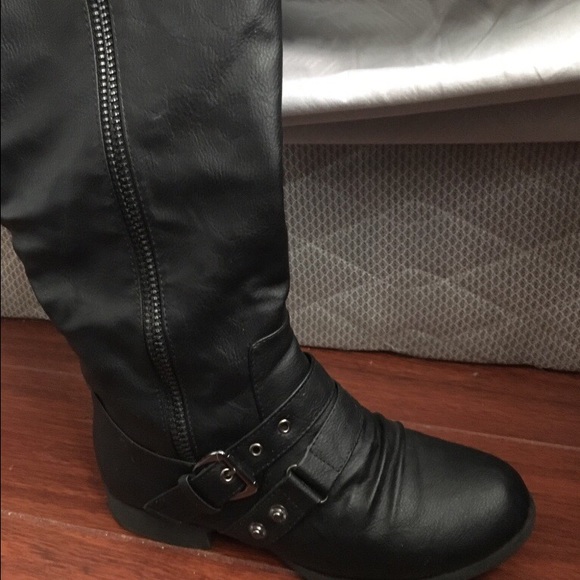 Black boots - Picture 2 of 2
