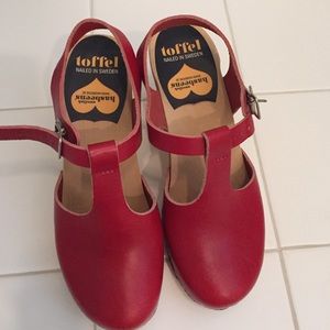 Hasbeen red wooden clogs