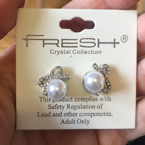 Crystal and peal like earrings