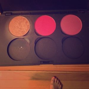 MAC blushes in palette