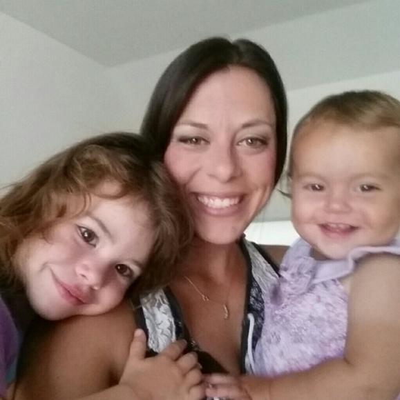 Meet your Posher, Stephanie - Picture 3 of 4