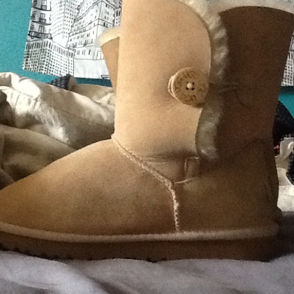 Sand button uggs