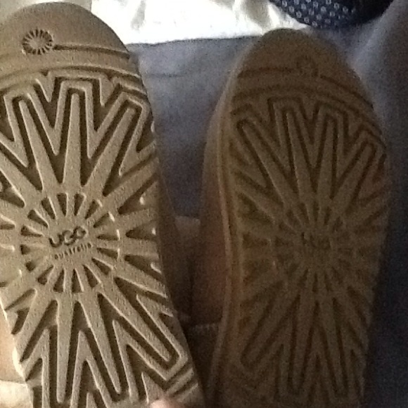 Sand button uggs - Picture 2 of 4