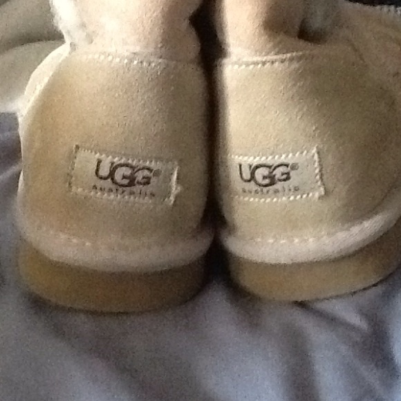 Sand button uggs - Picture 3 of 4