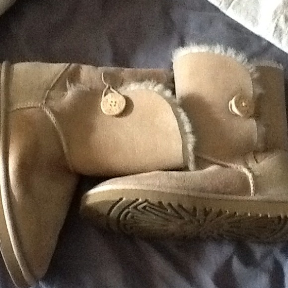 Sand button uggs - Picture 4 of 4