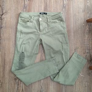 ✨SALE🍾NWOT Brand new distressed capris!