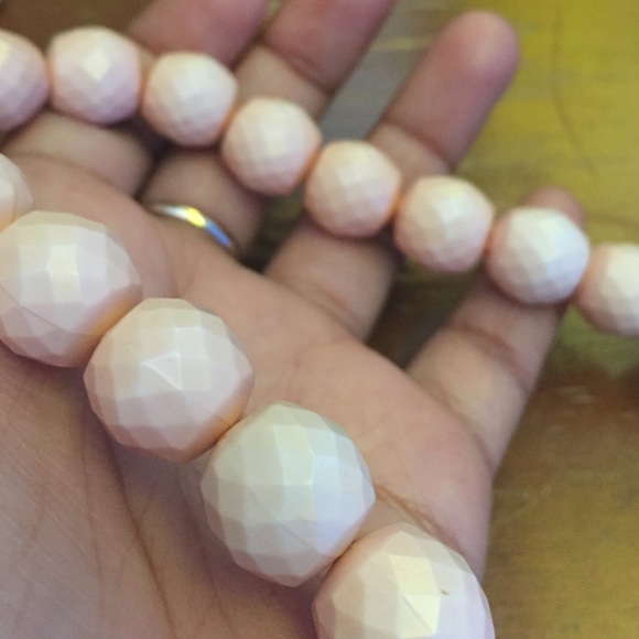 Faux pearl necklace - Picture 3 of 3