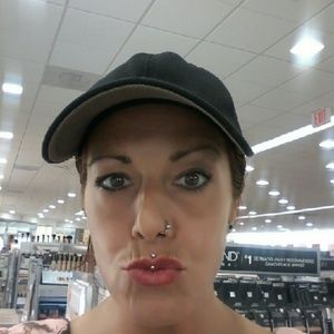 Meet your Posher, Claudia