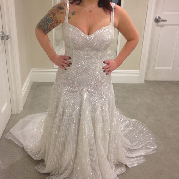 Never worn wedding gown - Picture 2 of 3