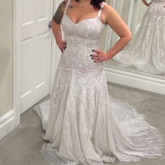 Never worn wedding gown - Picture 3 of 3