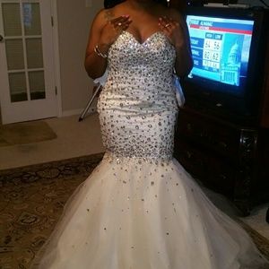 Dazzling Mermaid Style Wedding Dress!