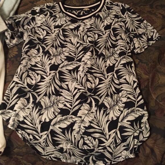 (Hollister) black and white top