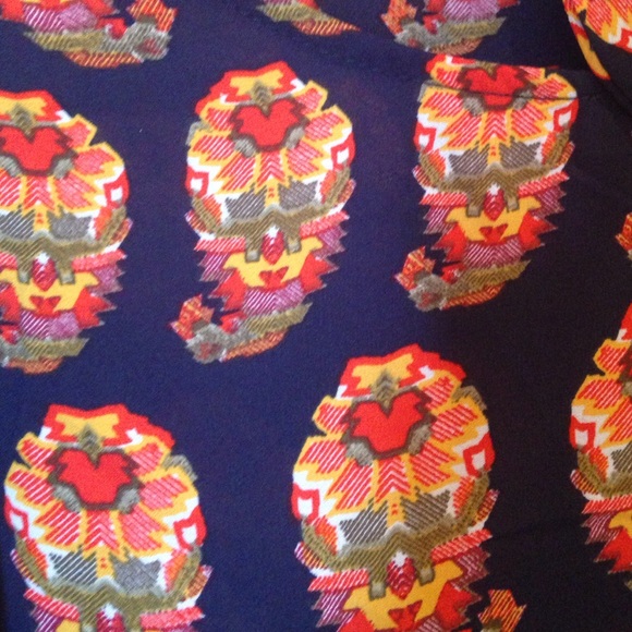 SOLD Gianni Bini Long Sleeved Blouse - Picture 4 of 4